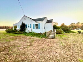 1028 Pinckardsville Rd in Lancaster, VA - Foto de edificio - Building Photo