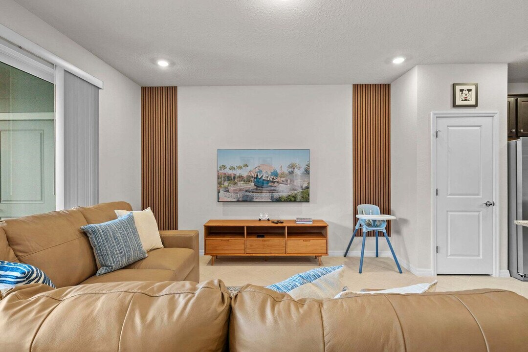 1283 Blue Paradise Wy in Clermont, FL - Foto de edificio