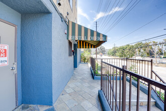 Riverglen Apartments in Los Angeles, CA - Foto de edificio - Building Photo