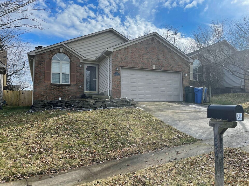 656 Hugging Bear Ln in Lexington, KY - Building Photo