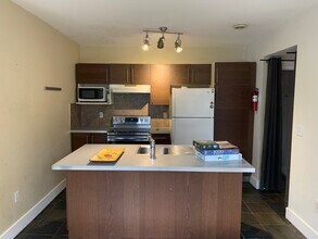 807 King St E in Hamilton, ON - Building Photo - Building Photo