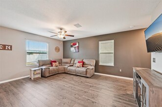 15461 Broad Brush Dr in Sun City Center, FL - Foto de edificio - Building Photo