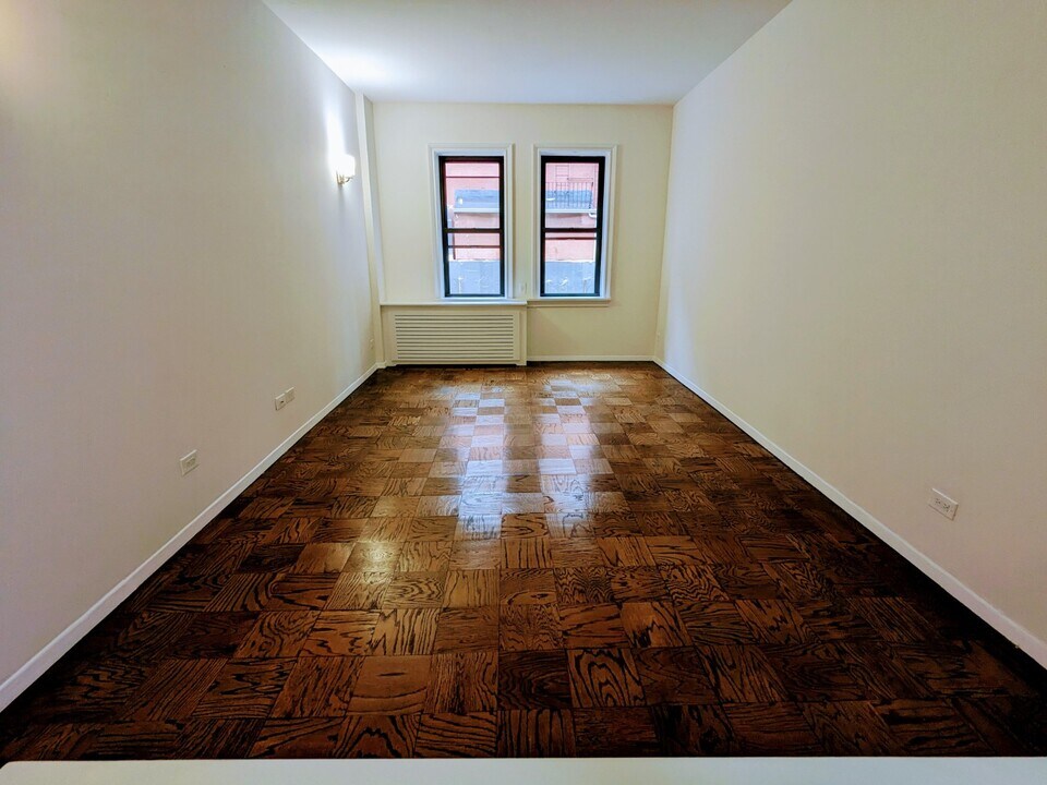 235 W 22nd St, Unit 6X in New York, NY - Building Photo