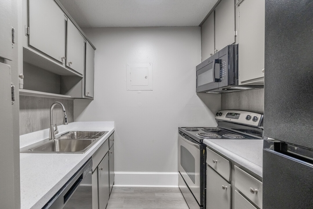 Wind Crest Apartments & Townhomes in Murfreesboro, TN - Building Photo