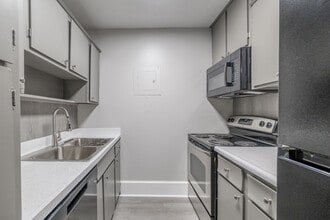 Wind Crest Apartments & Townhomes in Murfreesboro, TN - Building Photo - Interior Photo