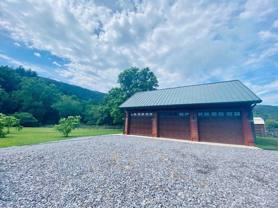 7715 NC-16 in Millers Creek, NC - Foto de edificio