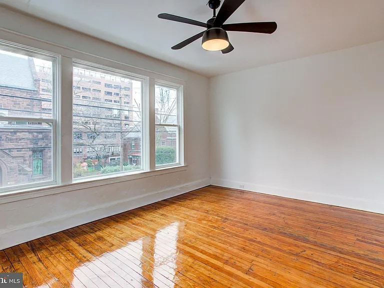 10 E James St in Lancaster, PA - Building Photo
