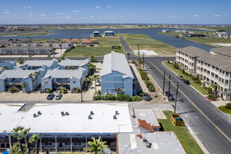 Leeward Isles Condominiums in Corpus Christi, TX - Building Photo - Building Photo