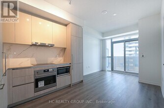 225 Commerce St in Vaughan, ON - Building Photo - Building Photo