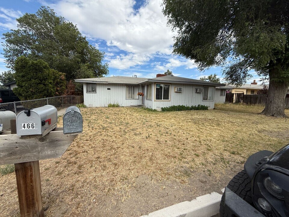 457-463 SW Madison St in Madras, OR - Building Photo