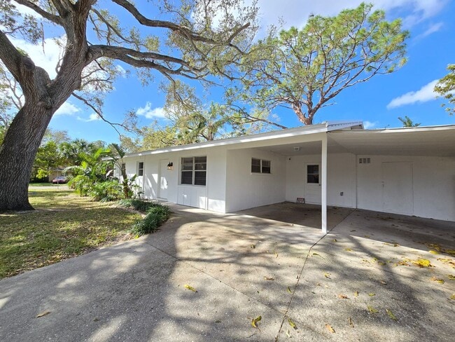 6040 Colonial Dr in Sarasota, FL - Building Photo - Building Photo
