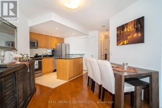 8 York St in Toronto, ON - Building Photo - Building Photo