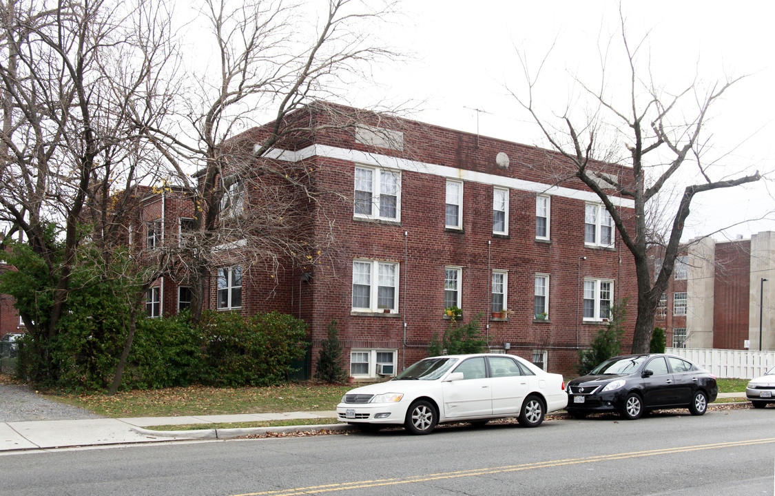 Brenton Court Apartments in Alexandria, VA - Building Photo