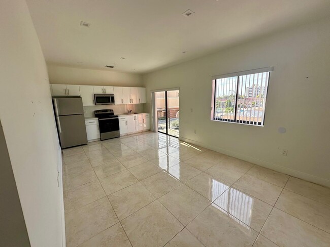 241 E 6th St in Hialeah, FL - Building Photo - Building Photo