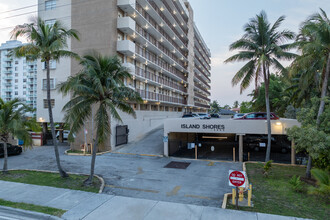 Island Shores Apartments in North Miami Beach, FL - Building Photo - Building Photo