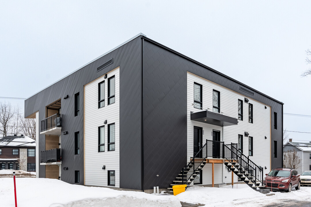 2520 Des Rivières Rte in Lévis, QC - Building Photo