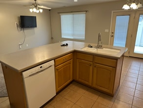 136 Arlington Way in Ogden, UT - Foto de edificio - Building Photo