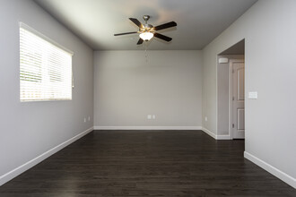 Maroa Court Apartments in Fresno, CA - Building Photo - Interior Photo