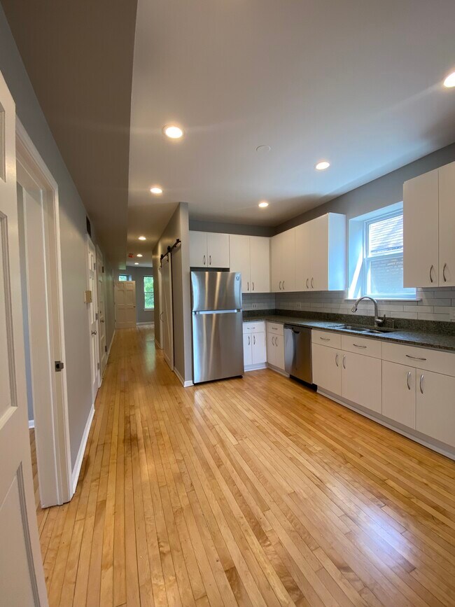 2112 N Leavitt St, Unit 2a in Chicago, IL - Building Photo - Building Photo