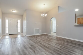 2406 Foxhollow Rd in Tavares, FL - Foto de edificio - Building Photo