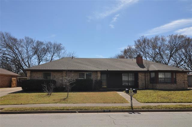 218 E Denton Dr in Euless, TX - Foto de edificio - Building Photo