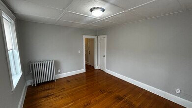 30 Russell St, Unit 2 in Quincy, MA - Foto de edificio - Building Photo