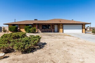 15070 Flathead Rd in Apple Valley, CA - Building Photo