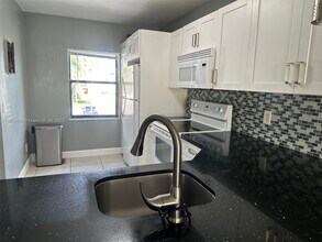 11390 Taft St in Pembroke Pines, FL - Building Photo - Building Photo