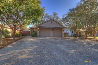 388 E Faust St in New Braunfels, TX - Building Photo - Building Photo