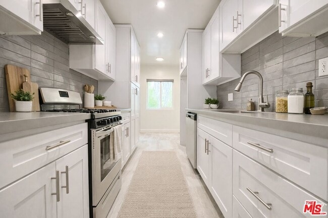 property at 1724 Arizona Ave