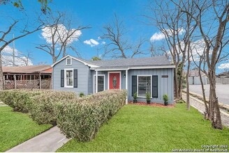 1818 W Ridgewood Ct in San Antonio, TX - Building Photo - Building Photo