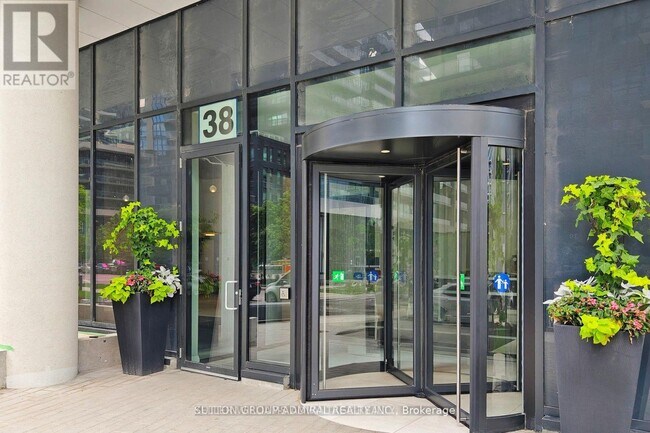 38 Annie Craig Dr in Toronto, ON - Building Photo - Building Photo