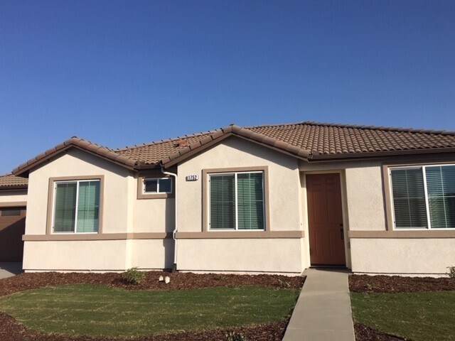 1752 Bristol Ave in Tulare, CA - Building Photo