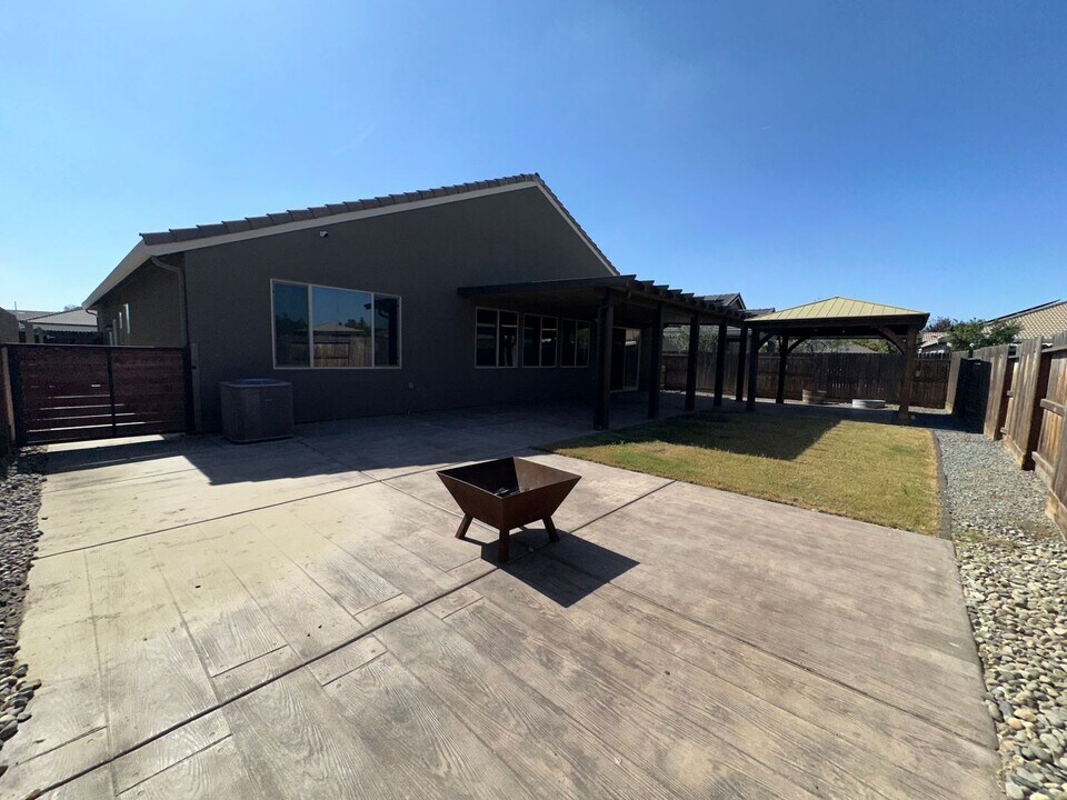 1724 W Sedona Ave in Visalia, CA - Building Photo