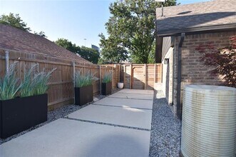 4976 Thunder Rd in Dallas, TX - Building Photo - Building Photo