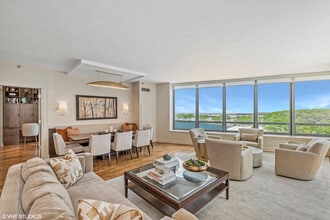 600 N Lake Shore Dr, Unit 512 in Chicago, IL - Foto de edificio - Building Photo