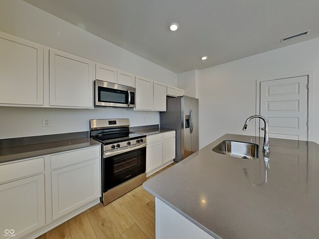 11827 Moorfield Ln in Indianapolis, IN - Foto de edificio - Building Photo