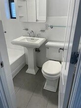 326 E 35th St in New York, NY - Building Photo - Building Photo