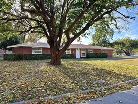703 Pecan St in Burkburnett, TX - Building Photo