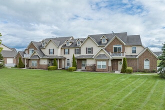 Waterford Luxury Apartments & Villas in Sheffield Village, OH - Foto de edificio - Building Photo