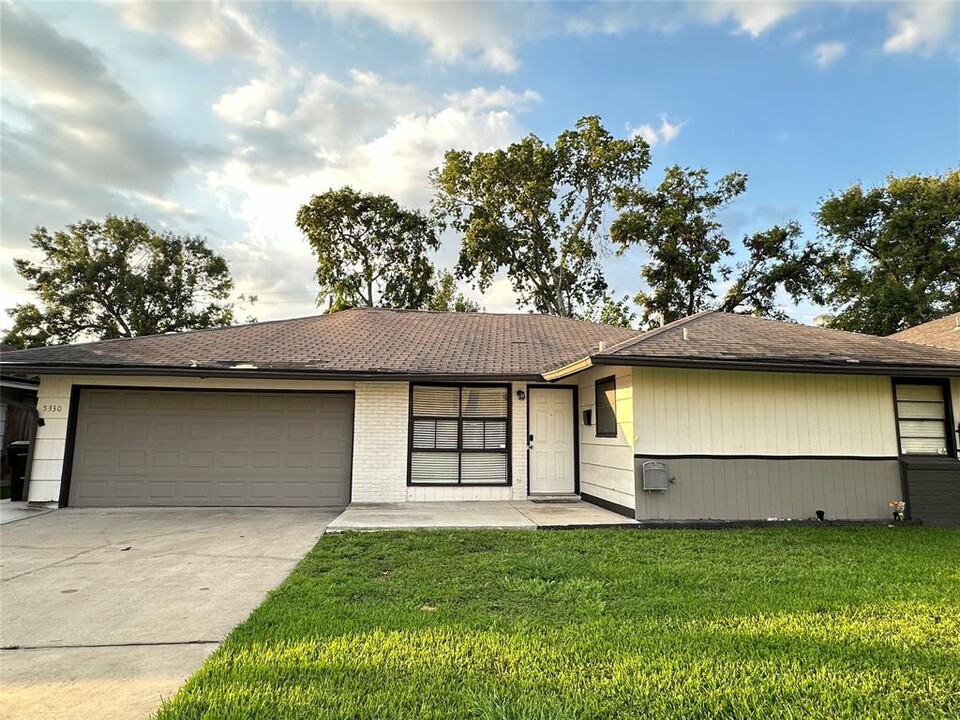 5330 Windswept Ln in Houston, TX - Building Photo