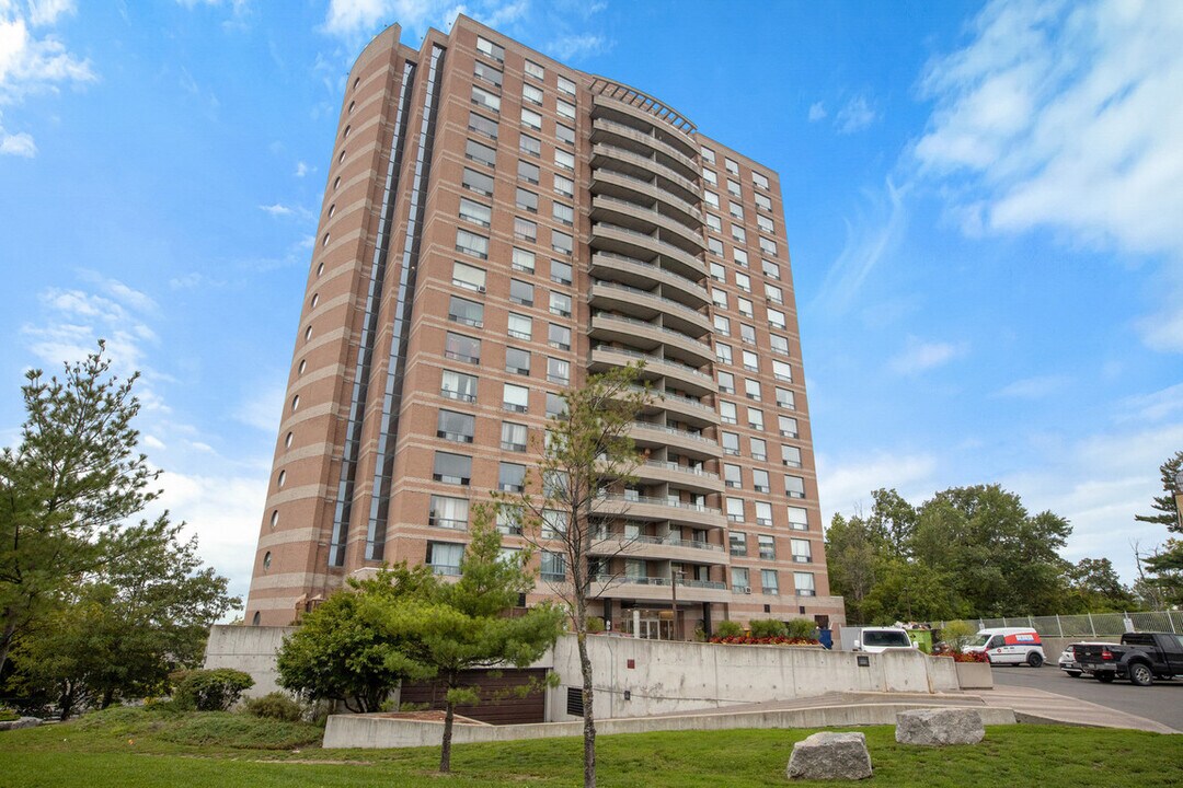Waterford in Ottawa, ON - Foto de edificio