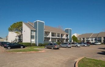 Whispering Winds in Pearland, TX - Building Photo - Building Photo