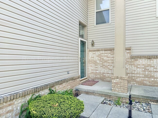 10111 Austrian Way in Oak Park, MI - Building Photo - Building Photo