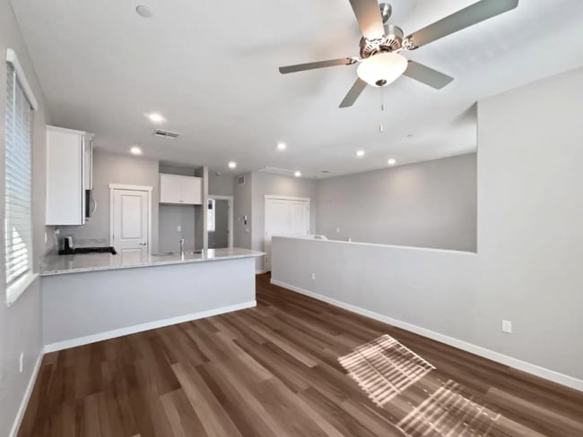 4074 Southampton St in West Sacramento, CA - Foto de edificio - Building Photo