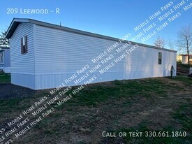 209 Leewood Dr in New Kensington, PA - Building Photo