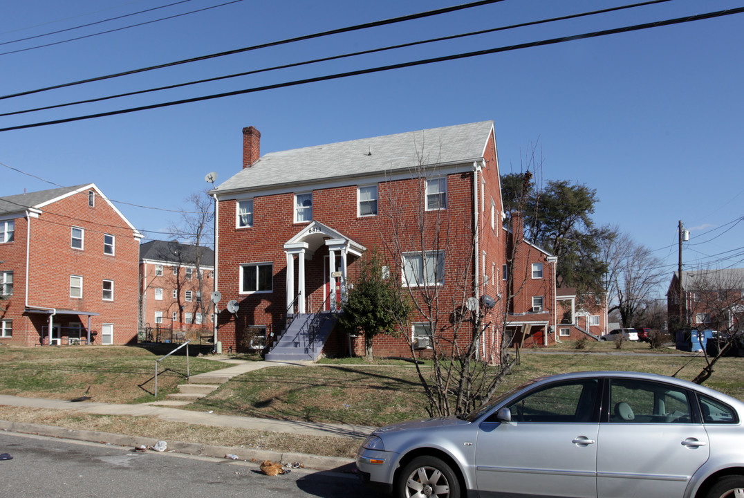 6813 Red Top Rd in Takoma Park, MD - Foto de edificio