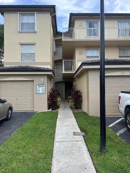 2040 Greenview Shores Blvd in West Palm Beach, FL - Building Photo