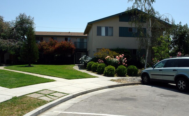 19462 Rosemarie Pl in Cupertino, CA - Foto de edificio - Building Photo