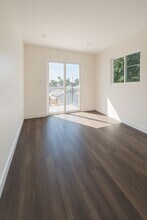 7344 Topeka Dr in Reseda, CA - Building Photo - Building Photo